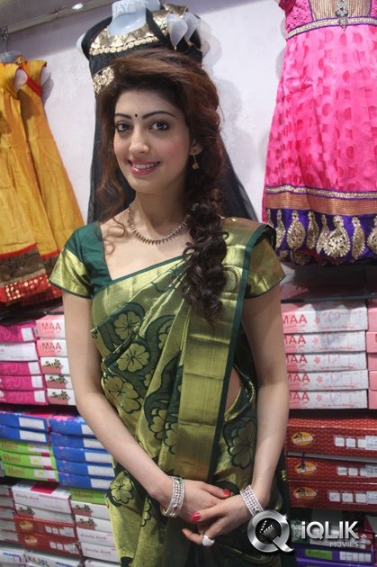 Pranitha-Launches-RS-Brothers-Showroom